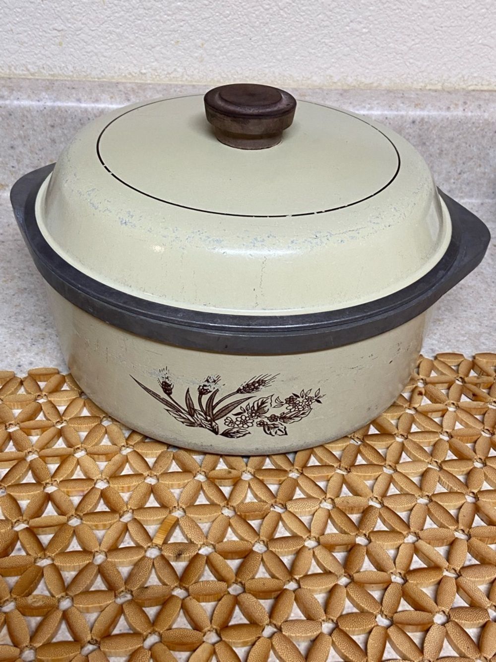 VTG,Range Craft 410.5000 4.5 QT Cream Enamel Casserole Floral Wheat Design -